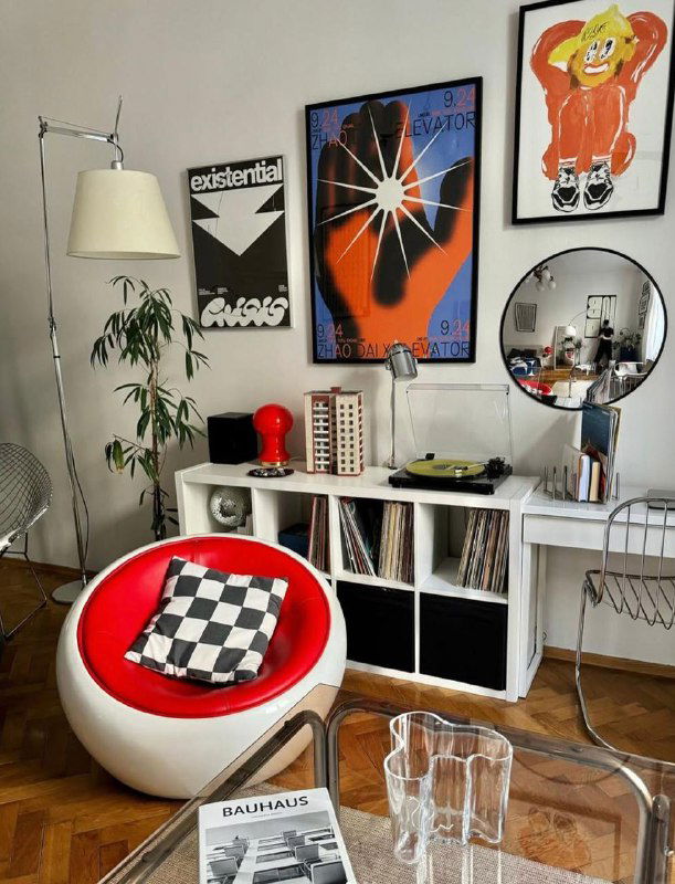 Комната с круглым креслом и ярким постером на стене, винтажные предметы и граммофон — плакаты в реальном интерьере от пользователей.