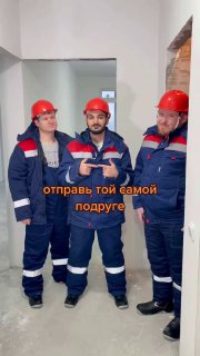Кадр из стройблога: трое рабочих в красных касках в недостроенной квартире, оранжевый текст-призыв поверх кадра для вовлечения.