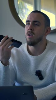 Мужчина с накрученной бородой держит телефон и говорит — фрагмент Reels о типичных «болях» коммуникации между агентством и клиентами.