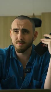 Незамысловатый портрет мужчины с телефоном в руках на фоне интерьера — иллюстрация будней агентского SMM в формате Reels.