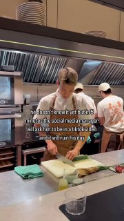 Кухонная сцена: повар в униформе готовит на переднем плане, на видео субтитры про просьбу менеджера по SMM снять Reels — сценка о недопонимании ролей.