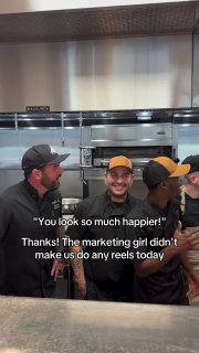 Группа сотрудников на кухне ресторана улыбаются, в субтитрах благодарность и шутка про маркетинг: визуализация повседневной офисной/рабочей атмосферы в Reels.