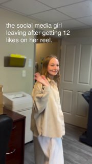 Молодая девушка у офисной техники машет рукой в сторону камеры, подпись о том, что она получила 12 лайков на Reels — сатирический образ «social media girl».