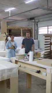 Мастерская или столярная сцена с двумя работниками и инструментами на фоне, кадр из Reels, демонстрирующий несоответствие образов труда и шуток про маркетинг.