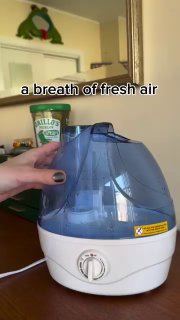 Банка Grillo's Pickles стоит рядом с увлажнителем в домашней обстановке; кадр вертикального ролика с наложенным текстом и бытовой атмосферой.