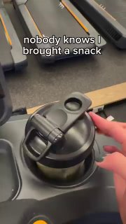 Кадр в транспорте с флягой и предметами на сидении, рядом баночка огурцов и подпись «nobody knows I brought a snack» — элемент повседневного сторителлинга.