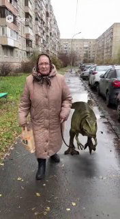 Женщина идёт по двору рядом с фантастическим существом: пример реалистично-сюрреалистического артефакта генерации Sora, где реальность и вымысел смешиваются.