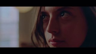 Крупный план лица персонажа из рекламного ролика ChatGPT: эмоциональная актёрская игра, естественные тона и акцент на человеческом опыте