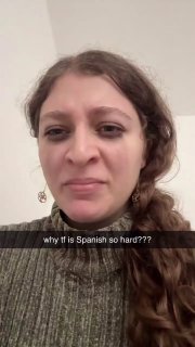 Вертикальная миниатюра с крупным планом женщины, которая изображает слёзы и трудности при изучении языка, формат типичен для Instagram/TikTok.