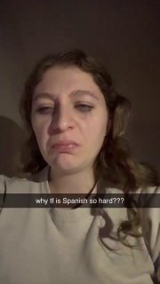Кадр из вертикального видео: женщина делает драматическую гримасу и подписывает видео вопросом о сложности изучения языка.