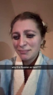 Вертикальное видео с женским лицом в домашней обстановке, выражающим дискомфорт — типичный пример постановочного контента для продвижения приложения.