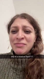 Ещё один кадр со слезящимся выражением женщины и подписью про сложности языка; формат повторяется в разных роликах и под разные языки.