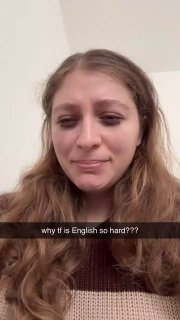 Портретный кадр женщины в вертикальном видео с легкой улыбкой и влажными глазами — пример «слёзного» формата, дающего высокий охват.