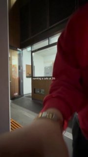 Служебный или загрузочный проход в помещении кафе: коробки, рабочая зона и натуралистичная съемка, типичное закулисье стартапа кафе.