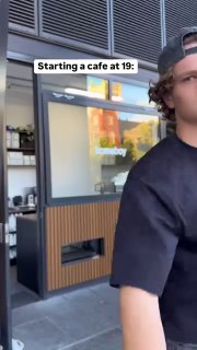 Повторный уличный кадр с юношей и витриной, вертикальное видео демонстрирует развитие истории и переходы между съемками в разных локациях.