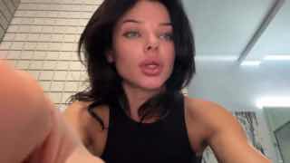 Скриншот видео основательницы агентства: женщина в чёрной майке обращается к аудитории, звучат попытки аккуратно объяснить ситуацию с выплатами.