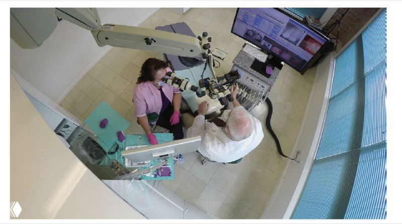 Общий вид стоматологической операционной сверху: микроскоп в центре, рабочие круги вокруг кресла, размещение оборудования и зон досягаемости.