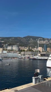 Причал и яхты в порту Лазурного берега, на заднем плане прибрежные дома и холмы — фото с места яхтинга и деловой встречи предпринимателей.