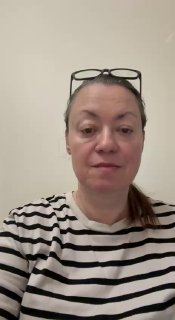 Крупный план женщины в полосатой футболке на светлом фоне; лицо видно фронтально, фото иллюстрирует тему тестов дыхания.