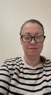 Крупный план женщины в полосатой футболке и очках на светлом фоне; снимок иллюстрирует обсуждение теста BOLT и дыхательных проверок.