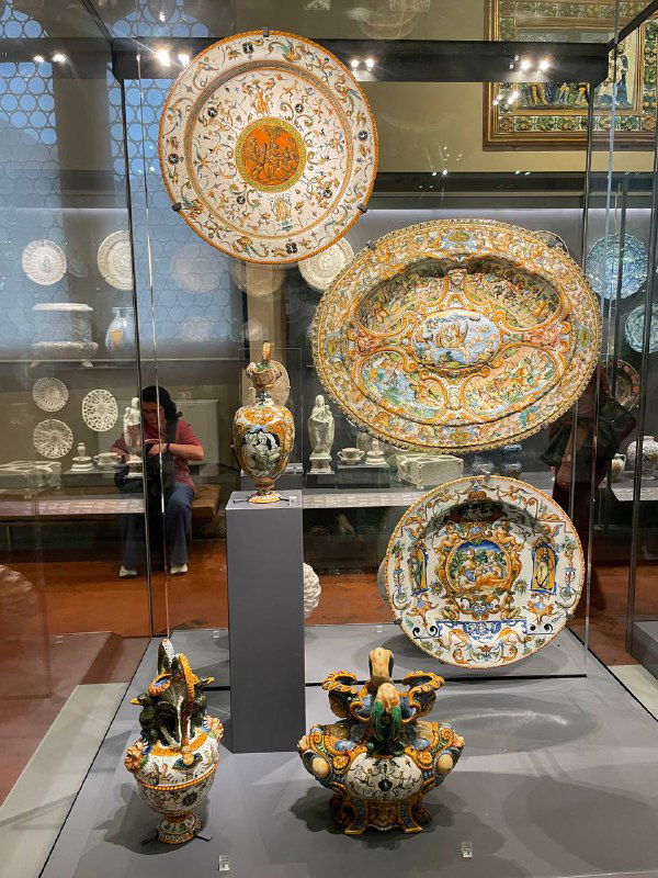 Витрина с керамическими тарелями и декоративной посудой в музее Барджелло — примеры декоративно-прикладного искусства в экспозиции.