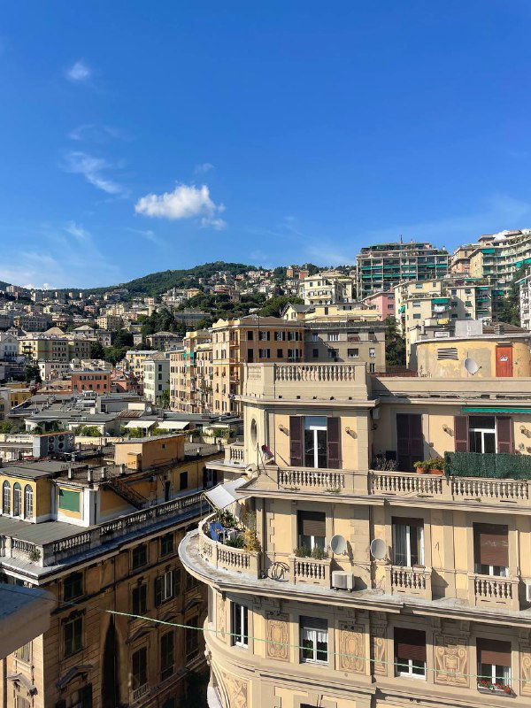 Террасные здания и фасады на холме в Генуе: разноуровневая архитектура и типичная средиземноморская застройка на склоне.