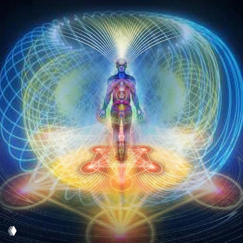 Схематичное изображение человека в энергетическом поле с отмеченными чакрами и тороидальными потоками света, символизирующее энергетический заряд и ауру.
