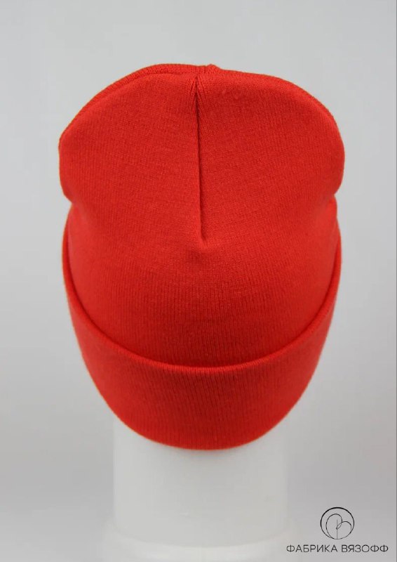 Вид сверху на красную вязаную шапку с отворотом, товарная фотография демонстрирует силуэт, шов и качество ткани для покупателей.