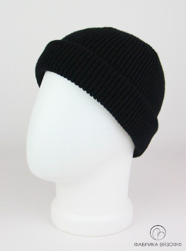 Чёрная шапка с отворотом на манекене в профиль; видна плотная вязка и аккуратный отворот, минималистичный студийный фон.