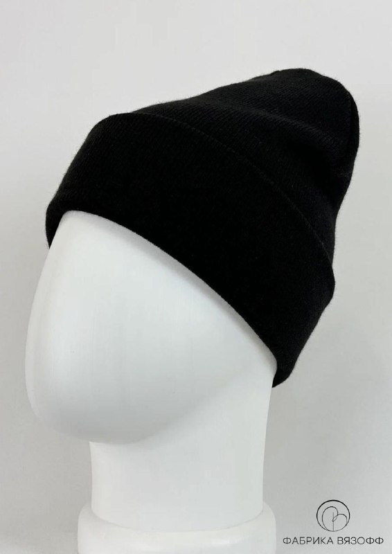 Чёрная вязаная шапка в наклоне на манекене; показана форма верхней части и глубина посадки, студийный белый фон.