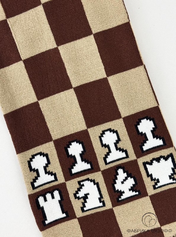 Крупный план поля шарфа: чёткие коричневые и бежевые квадраты, видна плотная фактура полотна и аккуратность вязки в клеточном узоре.