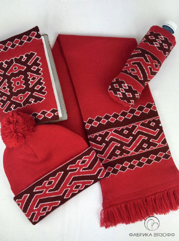 Яркий набор с вывязанным узором