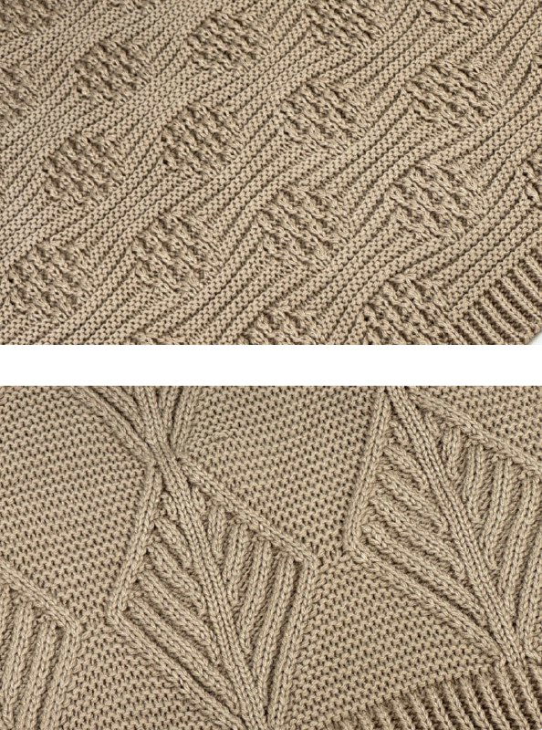 Крупный план вязаного полотна с мелкими декоративными «шишечками» и структурными полосами, бежевый цвет, ровные петли.