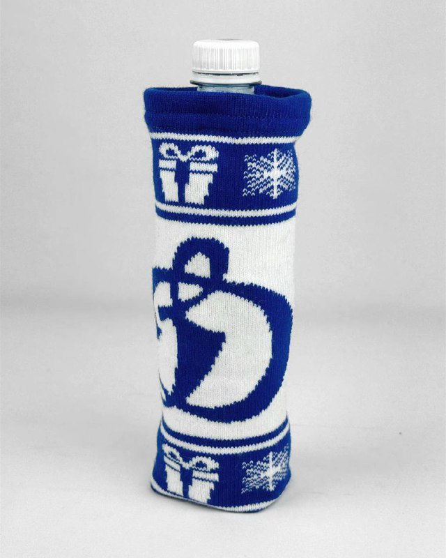 Чехол на бутылку и термос в синем и белом цвете с крупным вязаным логотипом «Д» и праздничными узорами подарков и снежинок.