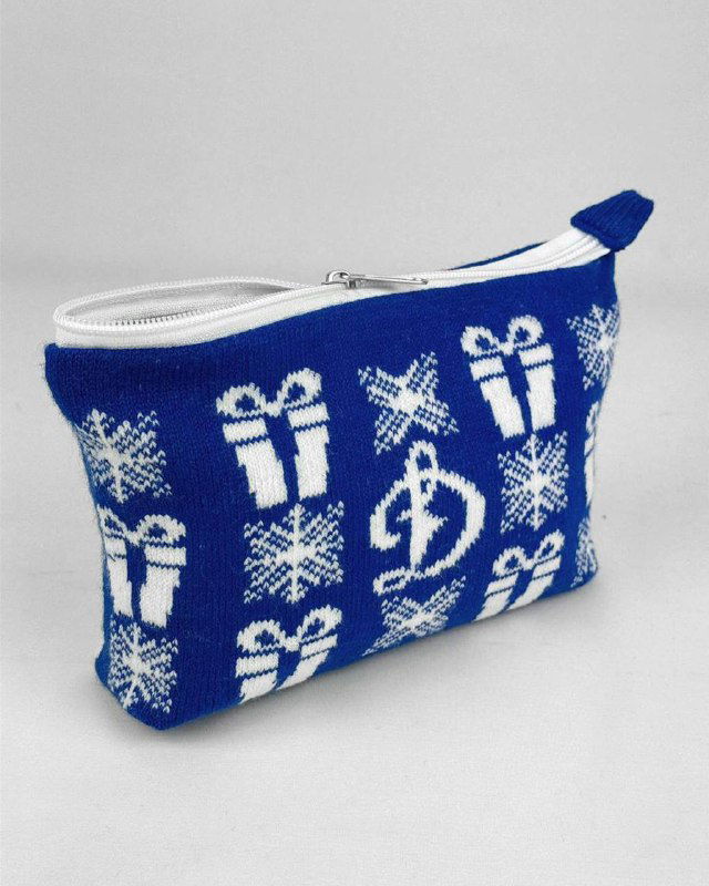 Компактный вязаный пенал синего цвета с белыми узорами подарков и снежинок и мелким логотипом «Д» — часть подарочного набора мерча.