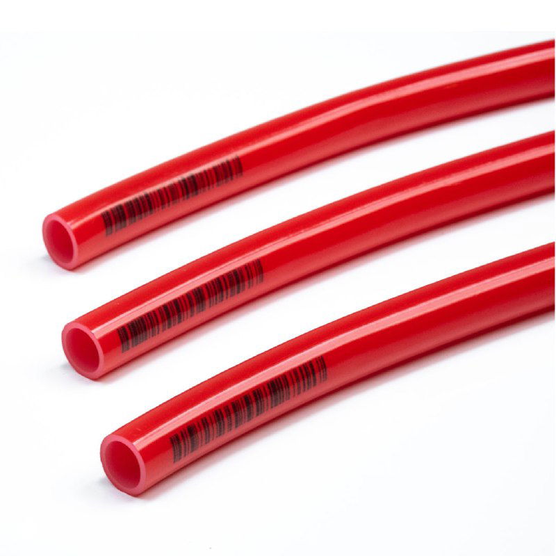 Красные пластиковые трубы для систем обогрева REHAU крупным планом — фрагмент монтажных компонентов системы снеготаяния.
