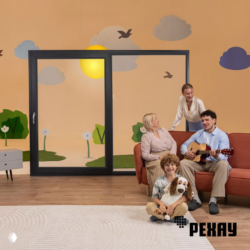 Семья в гостиной рядом с большим стеклянным раздвижным окном — демонстрация результата установки качественной оконной системы в интерьере