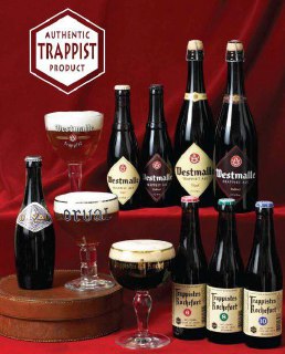 Траппистские бутылки пива с печатью Authentic Trappist Product (ATP) на красном фоне, демонстрирующие фирменную маркировку.