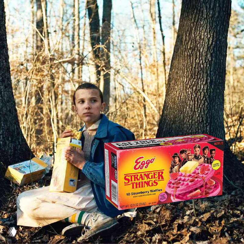 Героиня Eleven держит коробку замороженных вафель Eggo в лесной сцене; упаковка Stranger Things выделяется и символизирует рост популярности бренда после показа сериала.