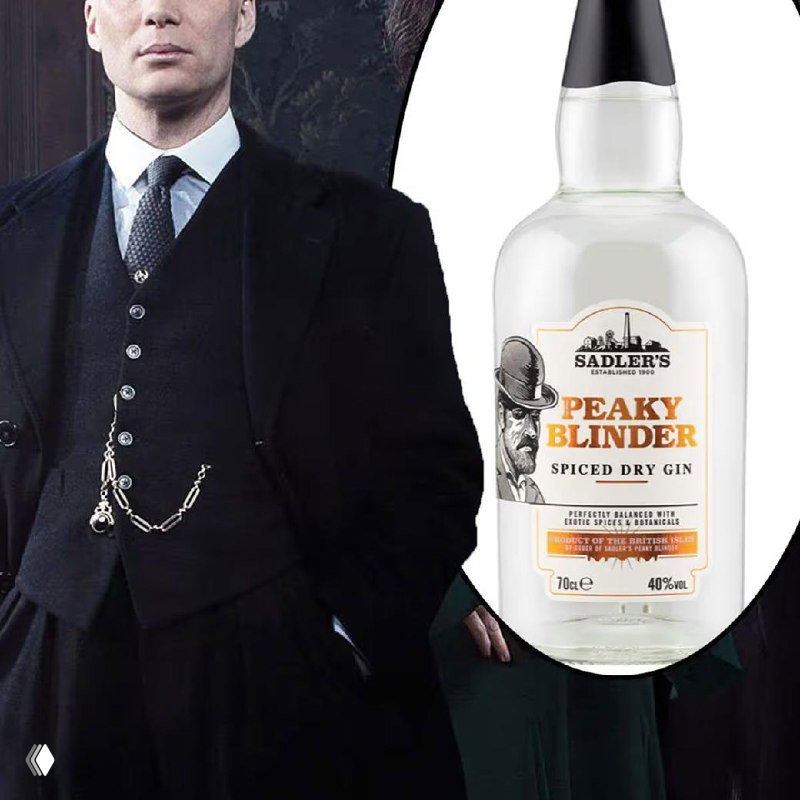 Бутылка Peaky Blinder Gin на фоне костюмированного образа в стиле сериала; этикетка и дизайн отсылают к Бирмингему и эстетике 1920-х годов.