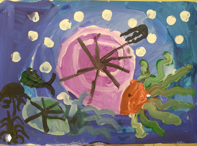 Детская подводная сцена гуашью: фантастические морские существа, водоросли и белые акценты на фиолетово-синем фоне, работа дошкольника.