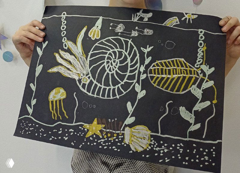 Графическая работа на тёмной бумаге с изображением аммонита и морских форм, выполненная белыми и жёлтыми линиями, демонстрирует технику на чёрном фоне.