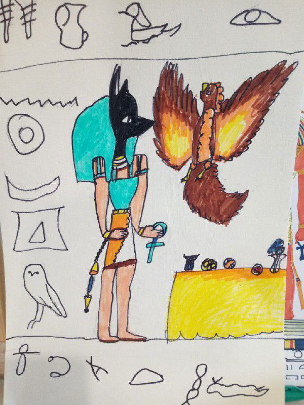 Детский рисунок с антропоморфной фигурой в египетском стиле и птицей, заметны иероглифы и элементы орнамента, выполнено цветными маркерами.