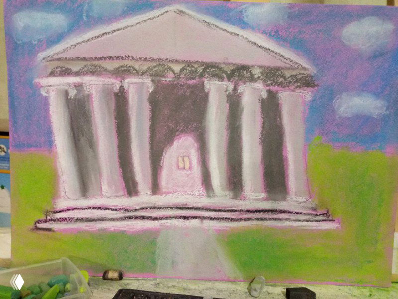 Пастельная живопись с изображением древнегреческого храма: белые колонны на радужном фоне, крупный эскиз, выполненный пастелью и мелками.