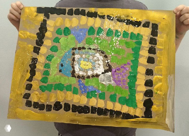 Квадратная мозаика с золотой рамкой и цветными геометрическими элементами, выполненная плоской кистью и декоративными красками школьниками.