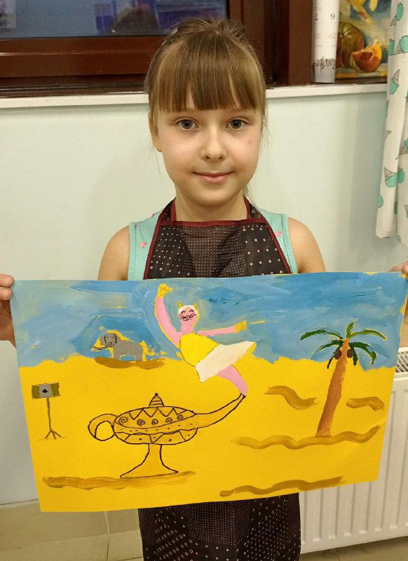 Девочка держит большую яркую картину с лампой и условным ориентальным пейзажем: насыщенный фон, простая композиция и детская экспрессия красок.