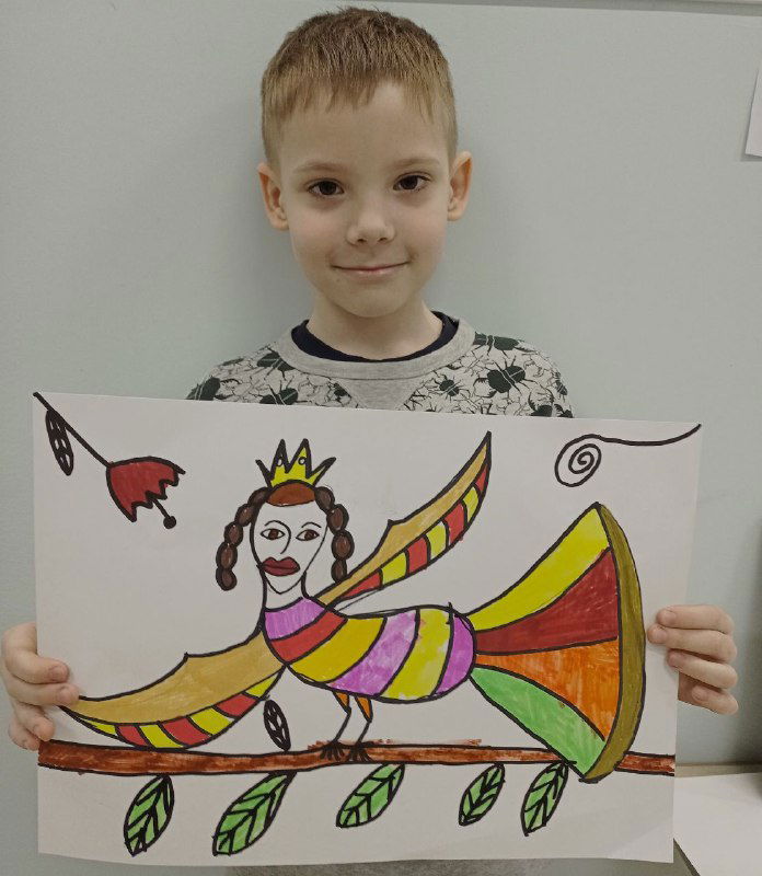 Ребёнок демонстрирует рисунок птицы Сирин — яркие контуры, сочные цвета и декоративные орнаменты; детская иллюстрация, возраст 4–6 лет.