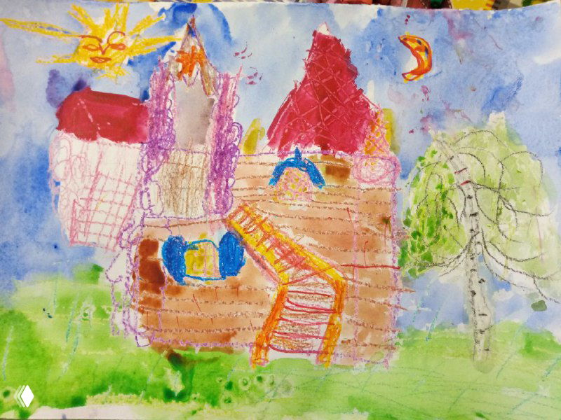 Акварельный детский рисунок терема с яркими крышами, деревом и цветными разводами; смешанная техника, эффектные цветовые пятна, дети 4–6 лет.