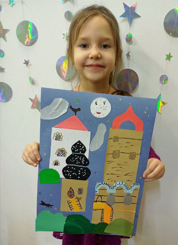 Девочка показывает коллаж с куполами и архитектурными мотивами — вырезанные элементы, цветная бумага и наклейки; коллективная работа, 4–6 лет.