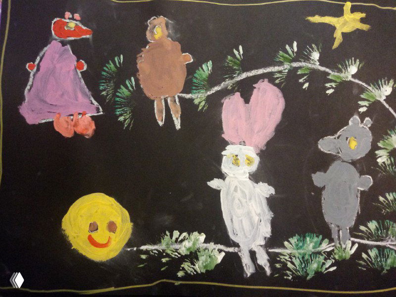 Ночной панно на чёрной бумаге с небольшими фигурками, птицами и белыми акцентами — попытка стилизации под Палех, работа дошкольников 4–6 лет.